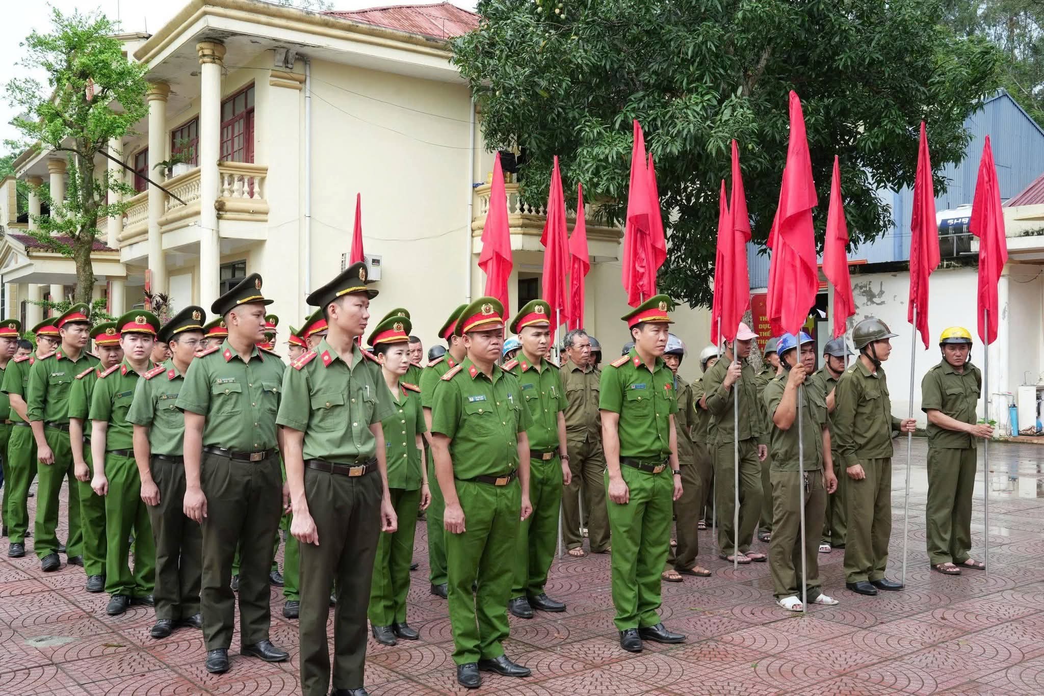 Lễ ra quân giải tỏa hành lang an toàn giao thông, thiết lập trật tự công cộng trên địa bnaf xã Biện Thượng