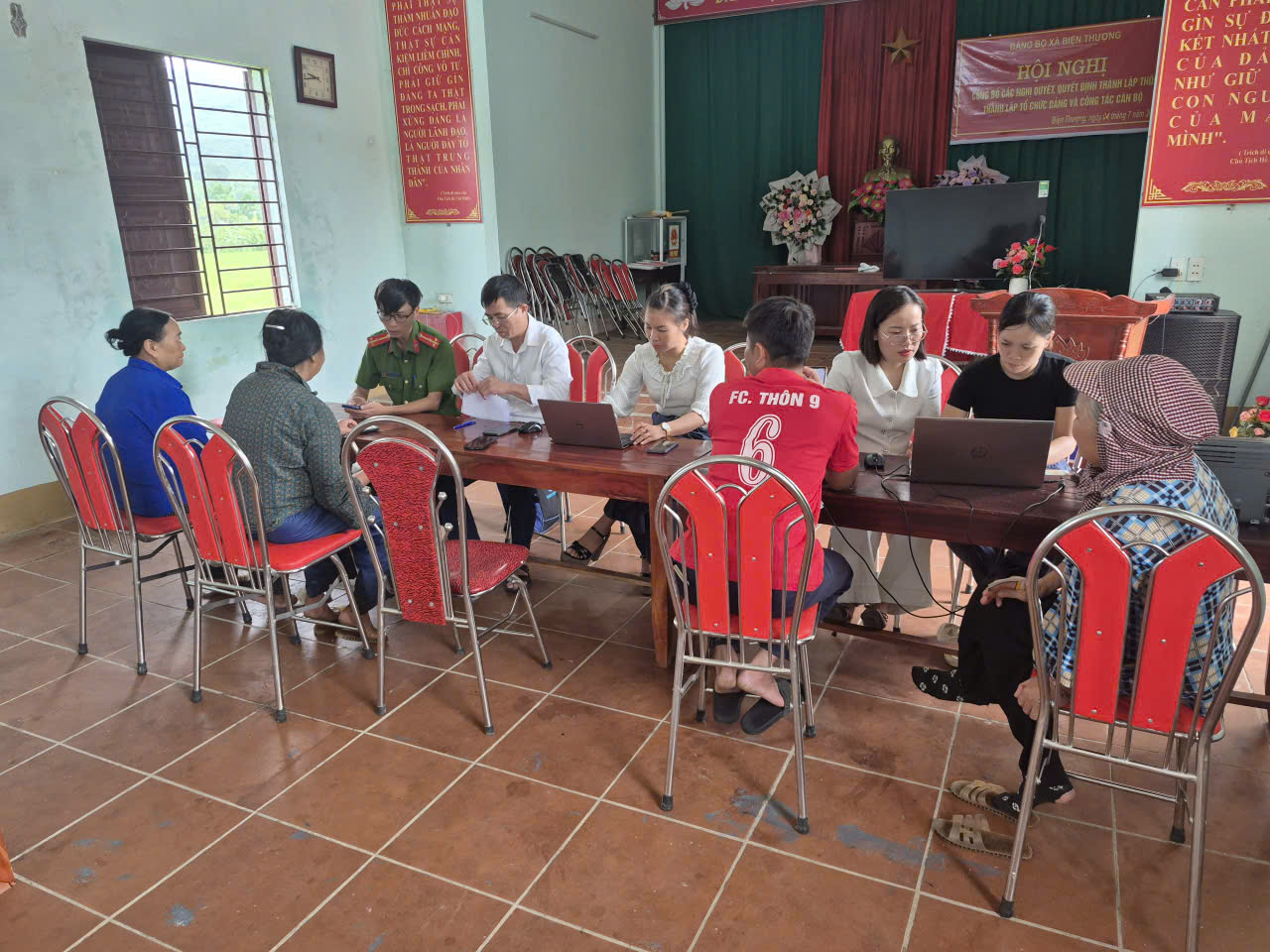 Tiếp tục triển khai mô hình “Dịch vụ công lưu động” hỗ trợ người dân thực hiện thủ tục hành chính tại thôn Đa Bút và tại nhà của người dân