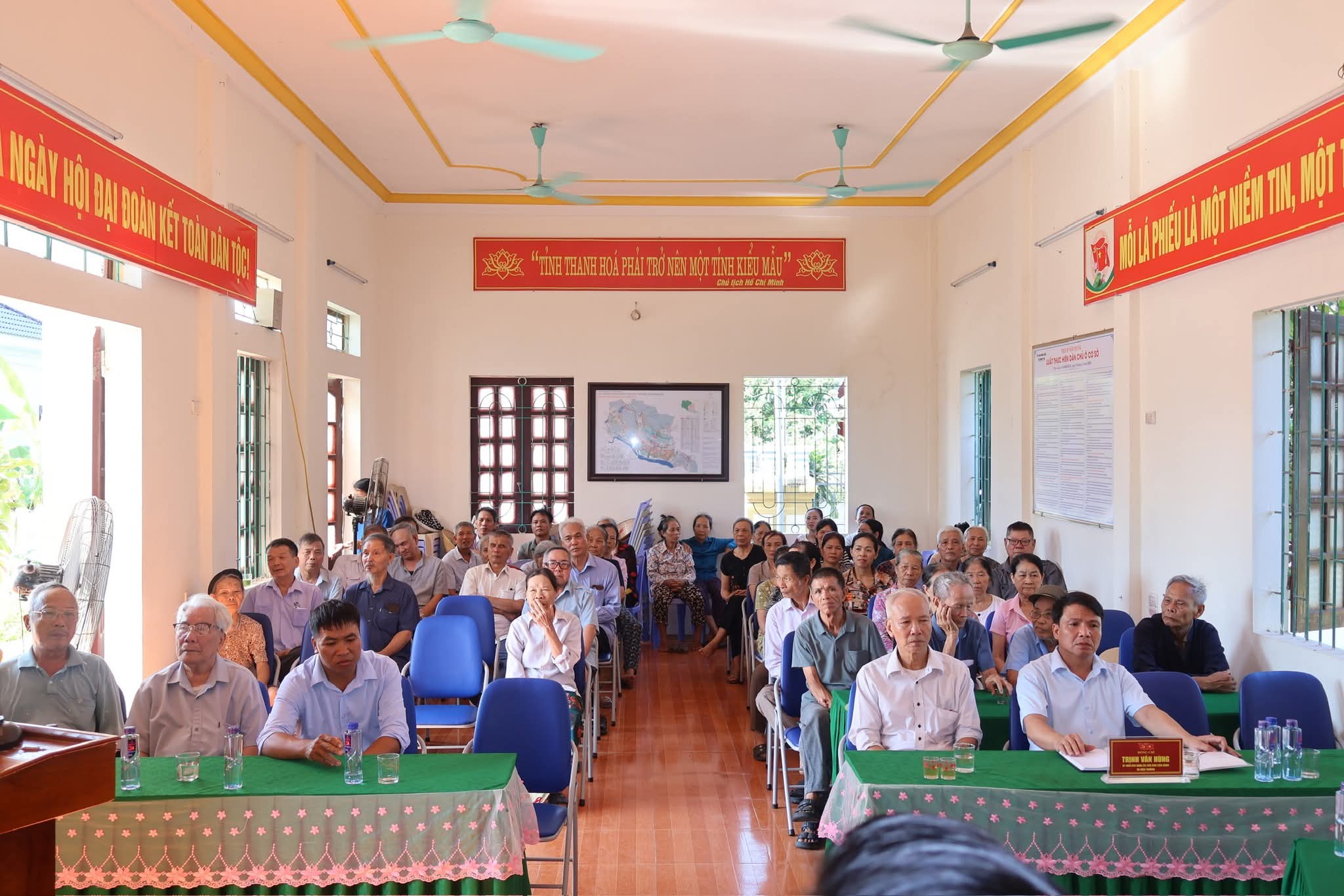 Tiếp xúc cử tri tại Thôn Bồng Trung 1, thôn Bồng trung 2