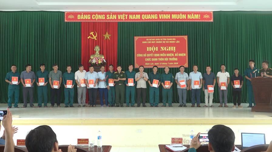 Hội nghị công bố quyết định miễn nhiệm, bổ nhiệm thôn đội trưởng sau sắp xếp thôn
