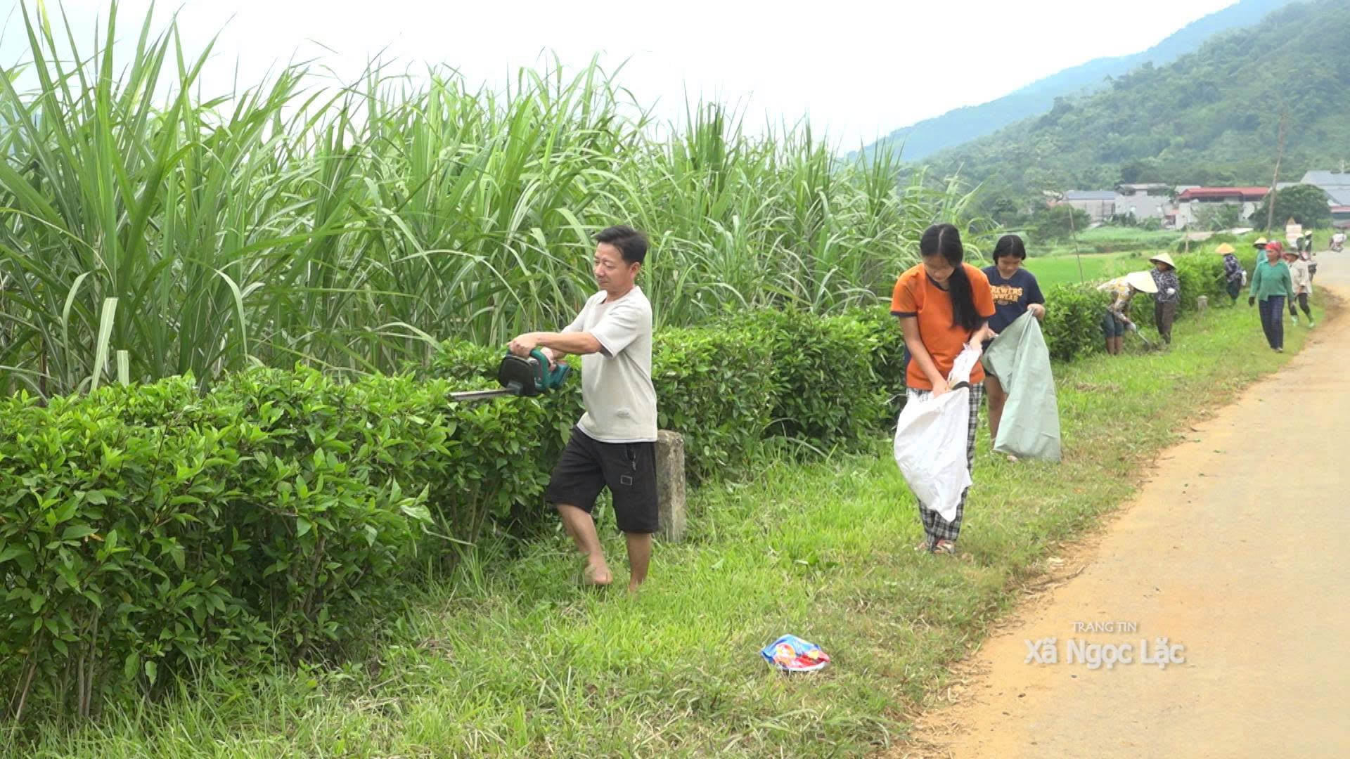 Xã Ngọc Lặc đồng loạt ra quân tổng vệ sinh môi trường, xây dựng cảnh quan sáng - xanh - sạch - đẹp
