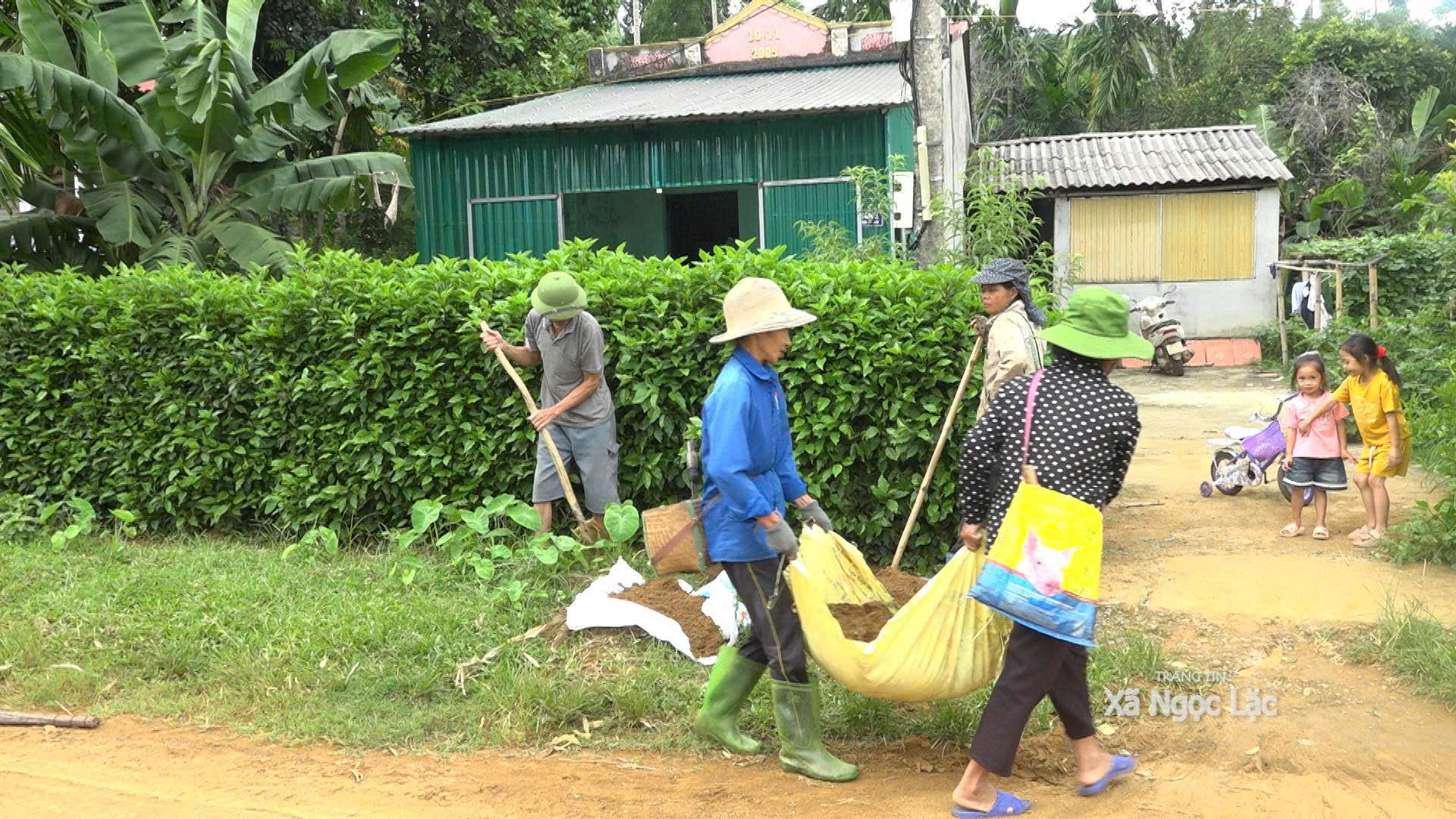 Thôn Bình Minh ra quân tổng vệ sinh môi trường, hưởng ứng Ngày Chủ nhật sạch