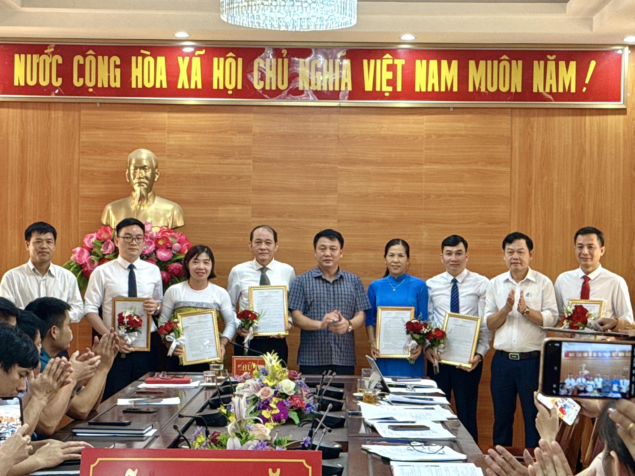 ỦY BAN NHÂN DÂN XÃ NGỌC LẶC CÔNG BỐ CÁC QUYẾT ĐỊNH VỀ CÔNG TÁC CÁN BỘ.