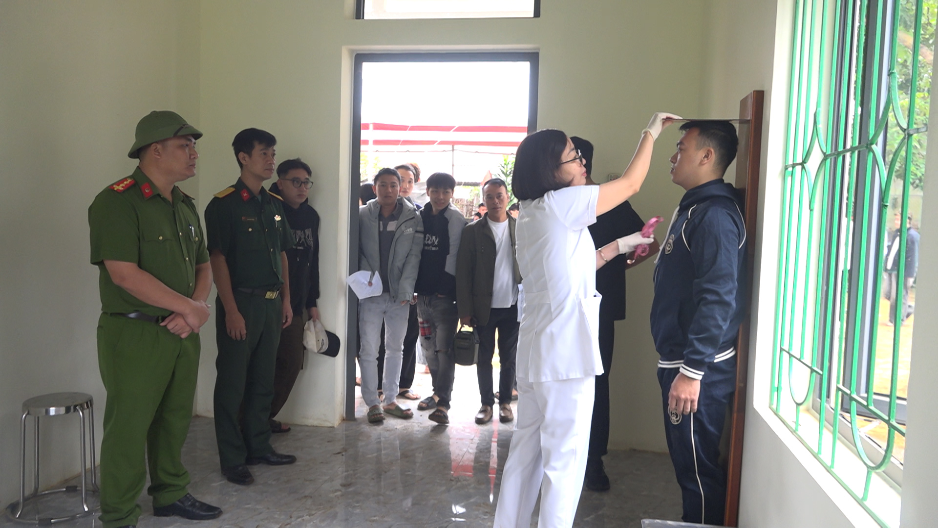 Thanh niên xã Ngọc Lặc hăng hái tham gia khám sơ tuyển, sẵn sàng lên đường làm nhiệm vụ bảo vệ Tổ quốc