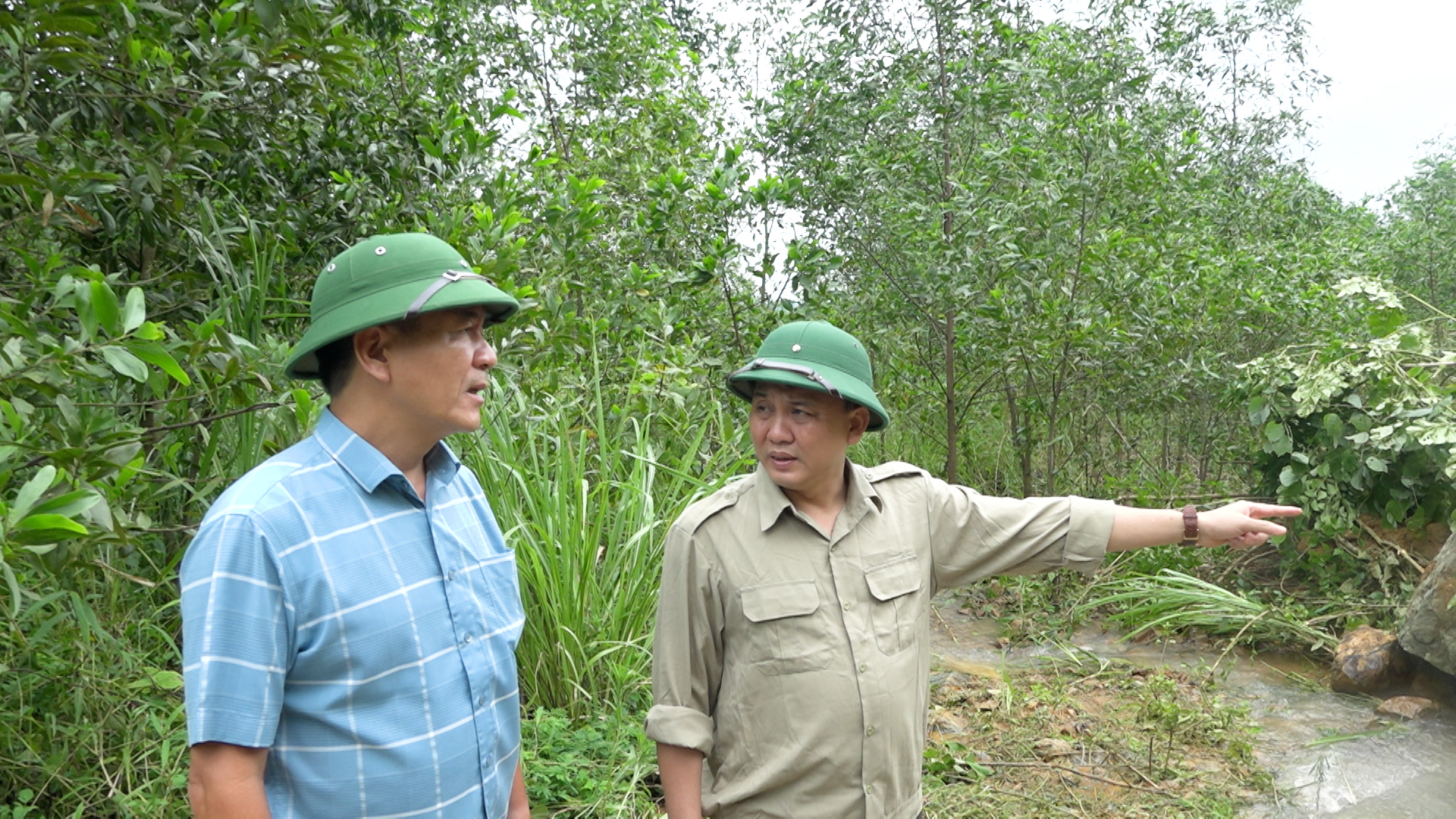Đồng chí Bí thư Đảng ủy xã Phạm Tiến Dũng kiểm tra, chỉ đạo khắc phục sạt lở đất đá trên tuyến giao thông Làng Thung(Thúy Sơn) đi Quốc lộ 15