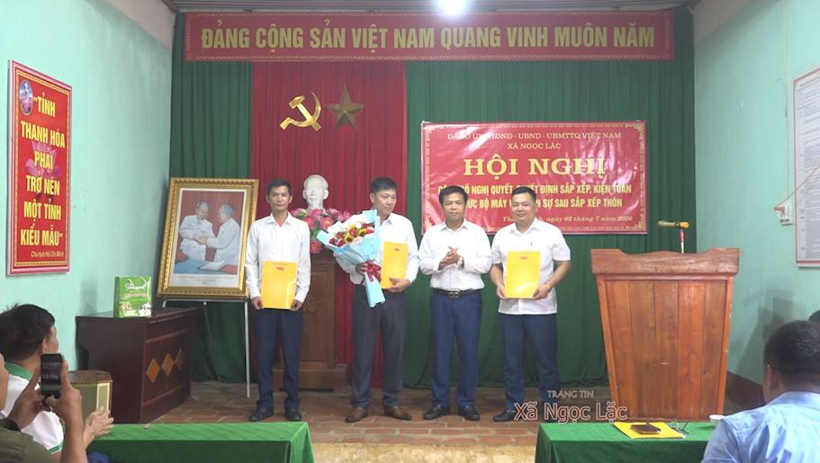 Phó Chủ tịch UBND xã Hà Văn Vinh dự lễ công bố Nghị quyết thành lập thôn Thanh Bình và kiện toàn tổ chức bộ máy sau sắp xếp