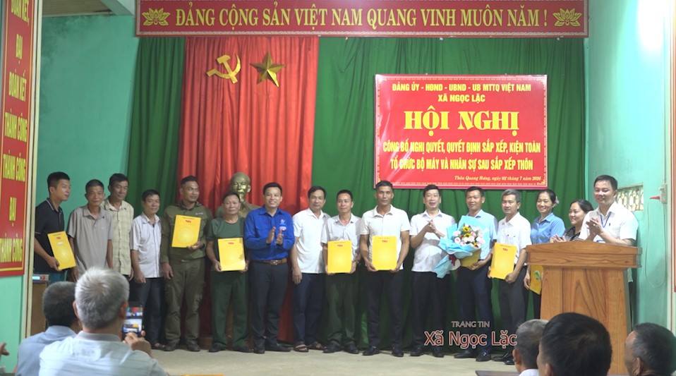 Chủ nhiệm UBKT Đảng ủy Hoàng Thiết Lâm dự lễ công bố thành lập thôn Quang Hưng và kiện toàn tổ chức bộ máy sau sắp xếp