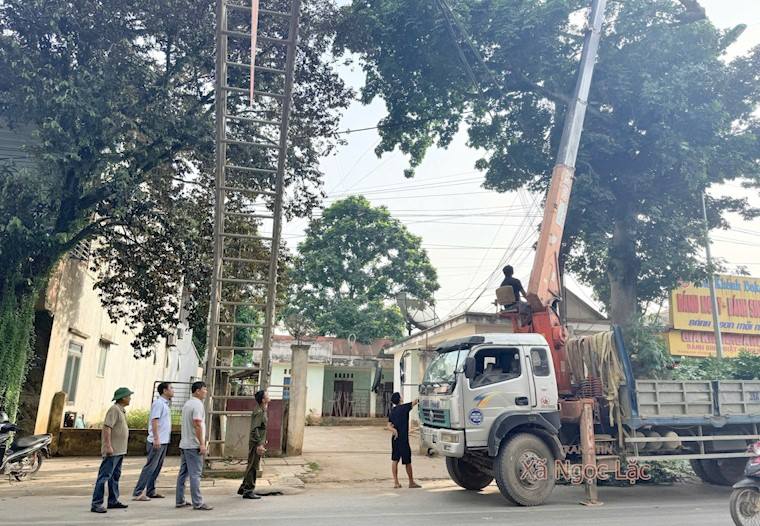 Xã Ngọc Lặc tổ chức cắt tỉa cây xanh, nạo vét hệ thống tiêu thoát nước