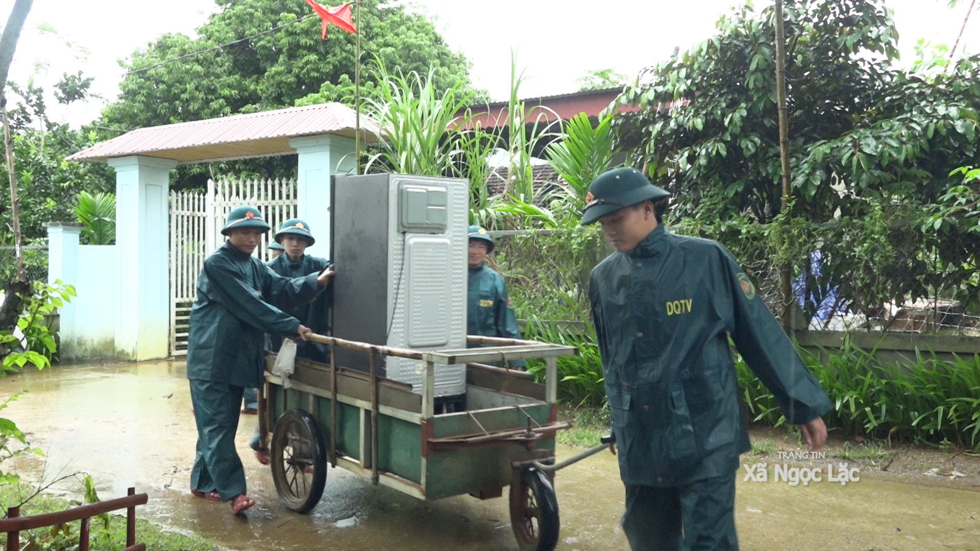 Hơn 20 lượt cán bộ, chiến sĩ kịp thời giúp Nhân dân khắc phục hậu quả ngập lụt