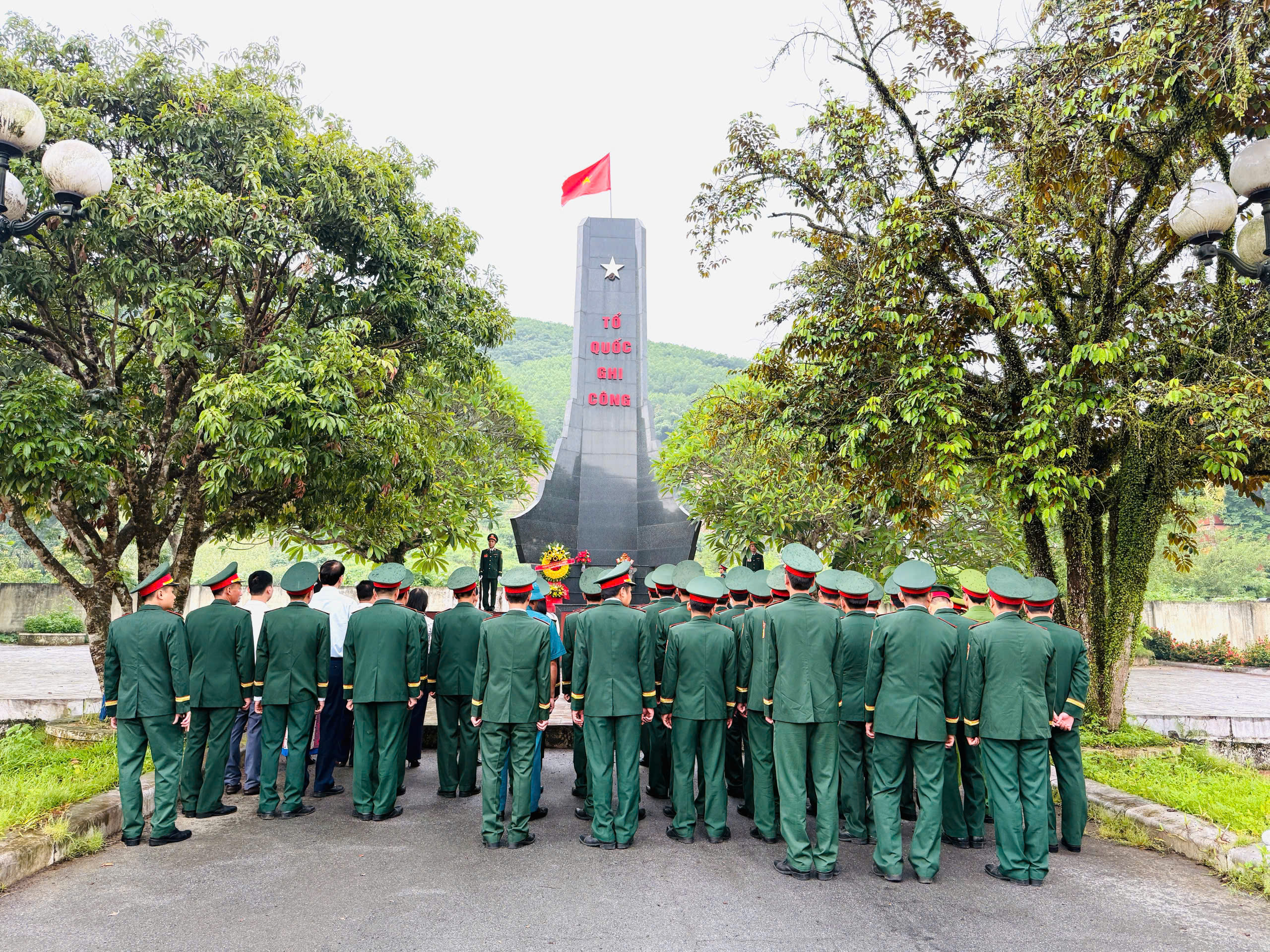 Các đại biểu viếng Nghĩa trang liệt sỹ xã trước thềm Đại hội Ban Chỉ huy Khu vực phòng thủ 3 – Ngọc Lặc.