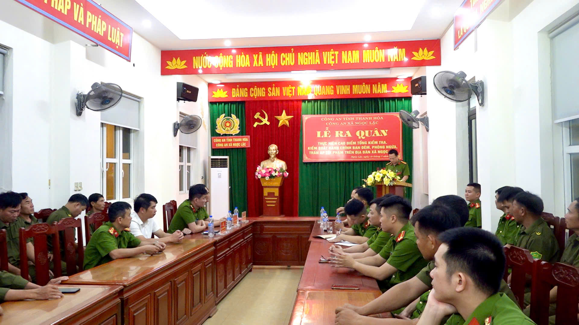 Công an xã Ngọc Lặc ra quân bảo đảm trật tự công cộng.