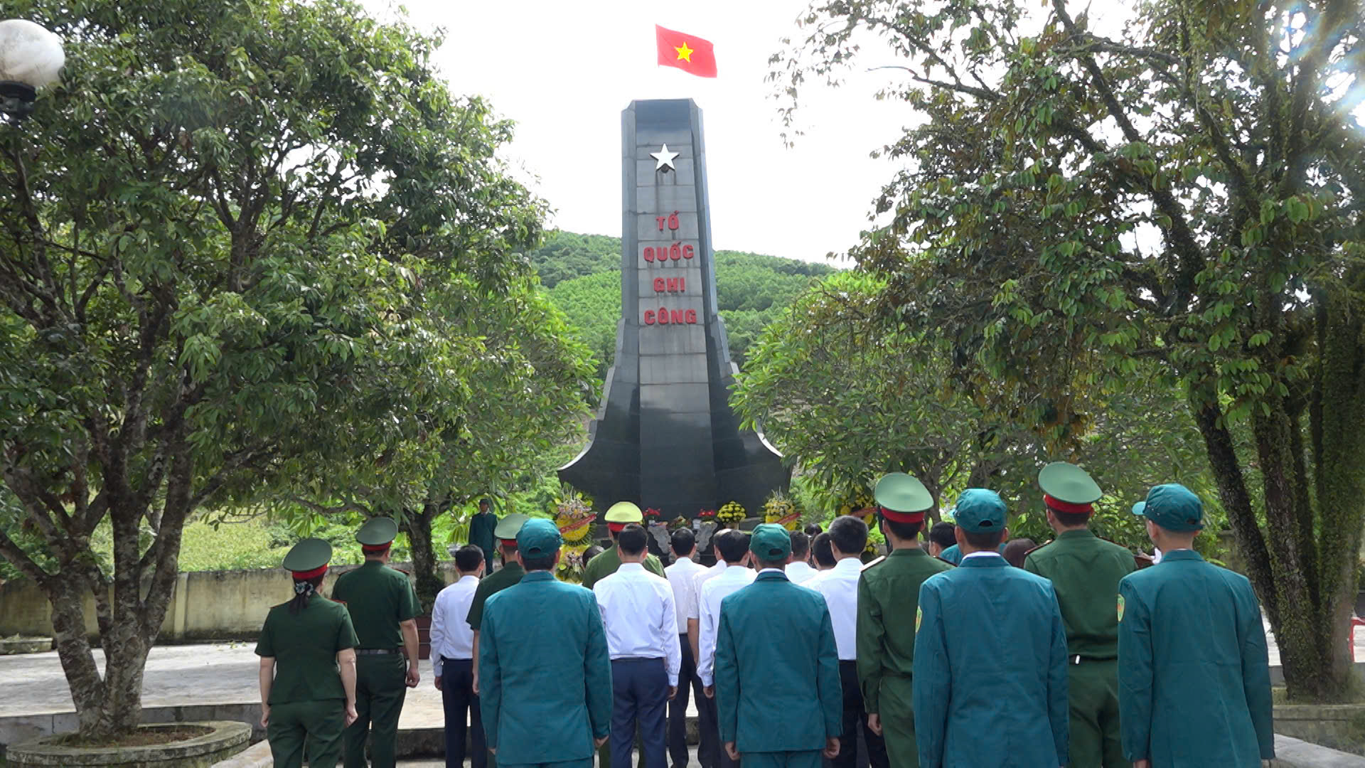 Đồng chí Lê Quang Hùng, Ủy viên Ban Thường vụ Tỉnh ủy, Giám đốc Sở Tài chính dâng hương, tặng quà gia đình chính sách tại xã Ngọc Lặc.