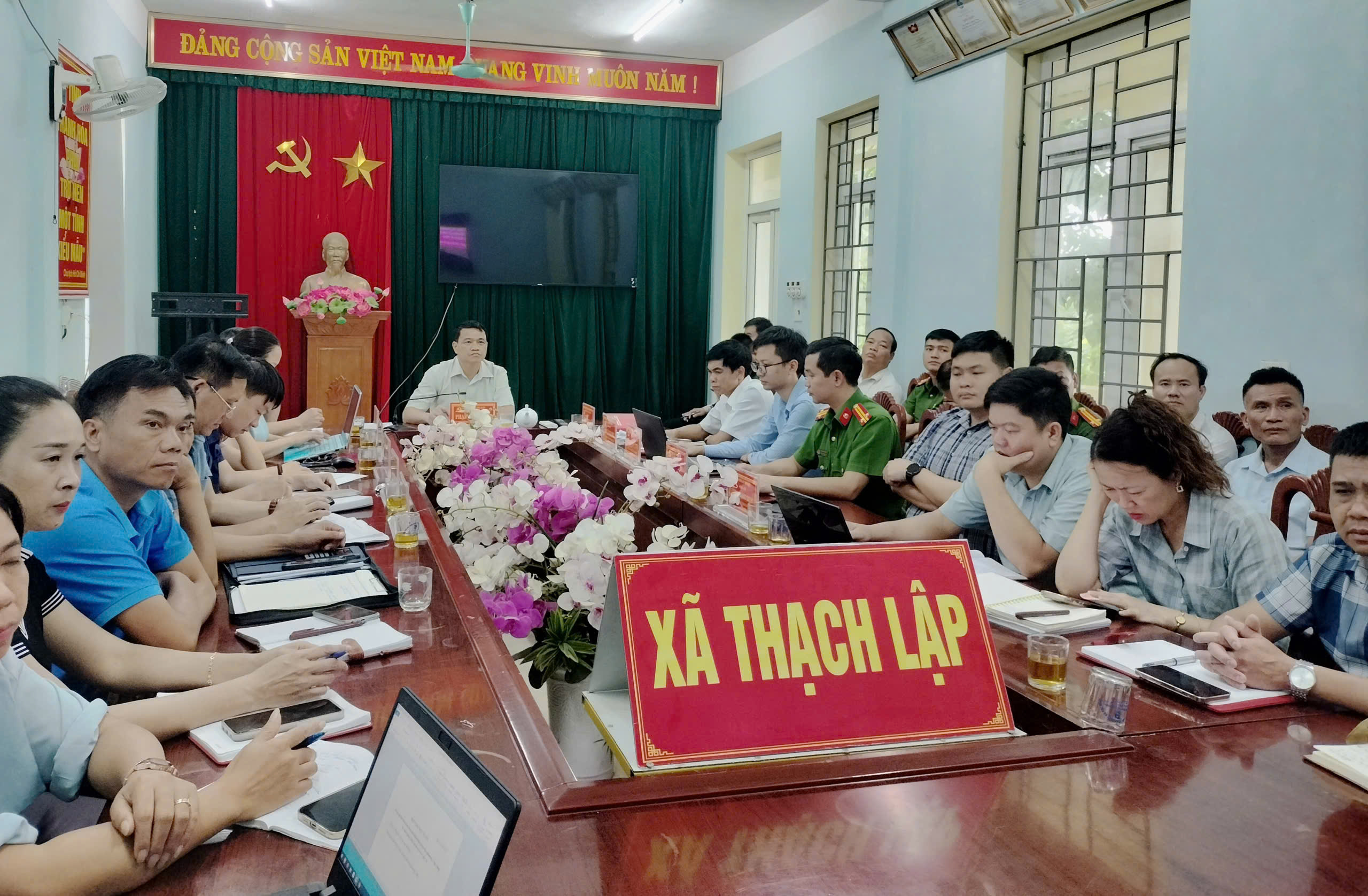 HỘI NGHỊ TRỰC TUYẾN ĐÁNH GIÁ HOẠT ĐỘNG CỦA CÁC XÃ, PHƯỜNG SAU 2 THÁNG THỰC HIỆN CHÍNH QUYỀN 2 CẤP VÀ CÔNG TÁC KHẮC PHỤC HẬU QUẢ BÃO SỐ 5