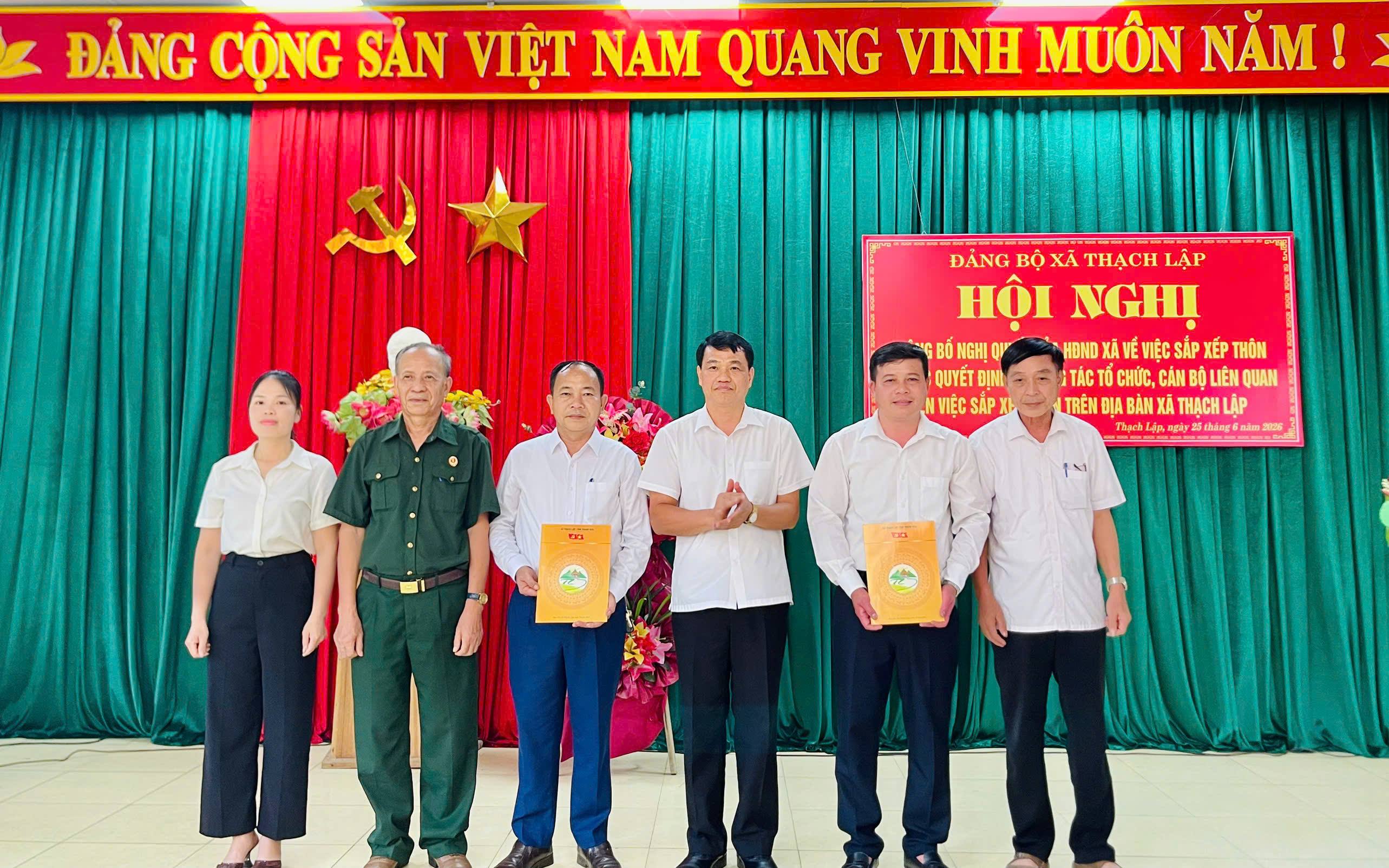 THẠCH LẬP LONG TRỌNG TỔ CHỨC LỄ CÔNG BỐ CÁC NGHỊ QUYẾT, QUYẾT ĐỊNH VỀ TỔ CHỨC BỘ MÁY VÀ NHÂN SỰ THÔN – KIỆN TOÀN HỆ THỐNG CHÍNH TRỊ CƠ SỞ, MỞ RA GIAI ĐOẠN PHÁT TRIỂN MỚI 