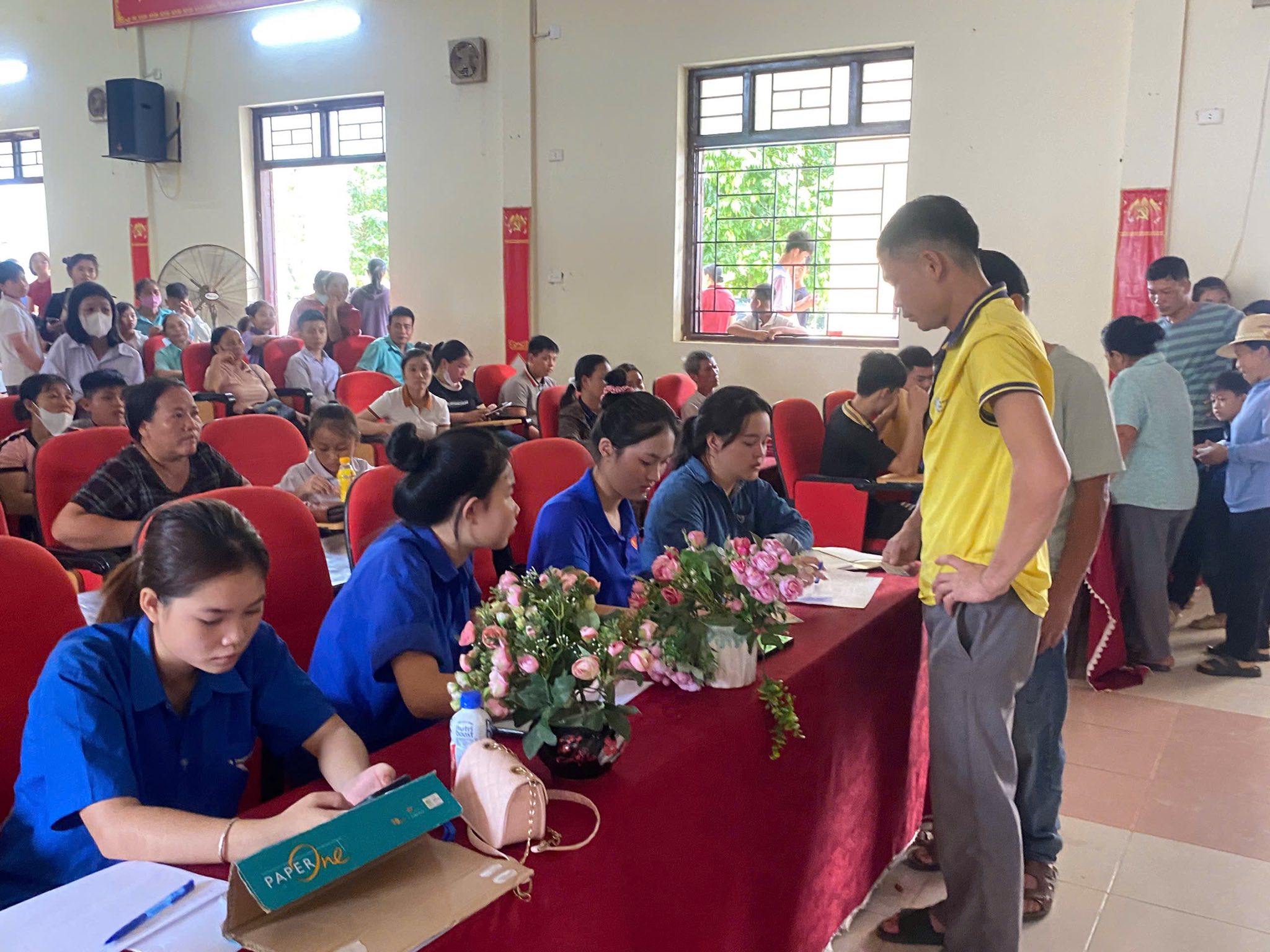 ĐOÀN XÃ NGỌC LIÊN PHỐI HỢP VỚI CÔNG AN XÃ HƯỚNG DẪN THU NHẬN HỒ SƠ CẤP CĂN CƯỚC VÀ KÍCH HOẠT ĐỊNH DANH ĐIỆN TỬ MỨC ĐỘ 2