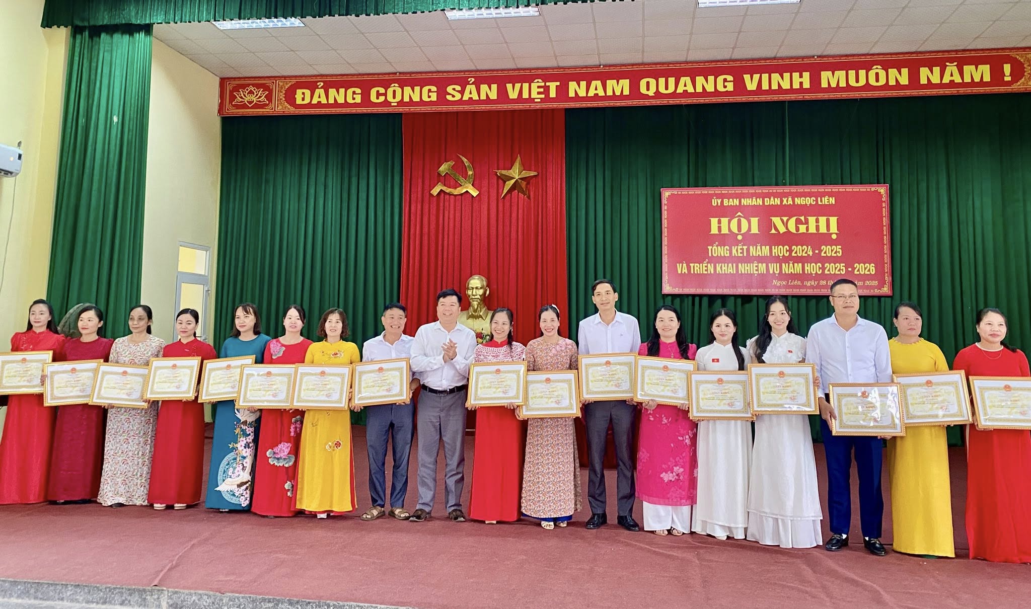Anh-tin-bai