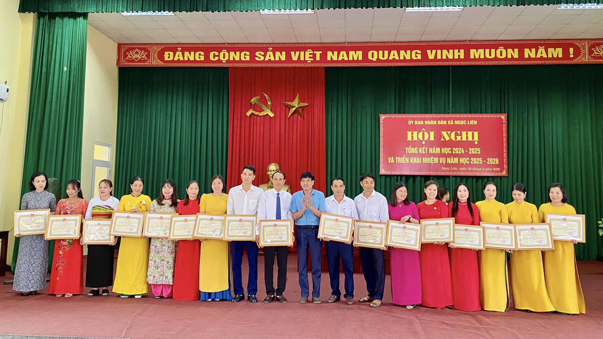 Anh-tin-bai