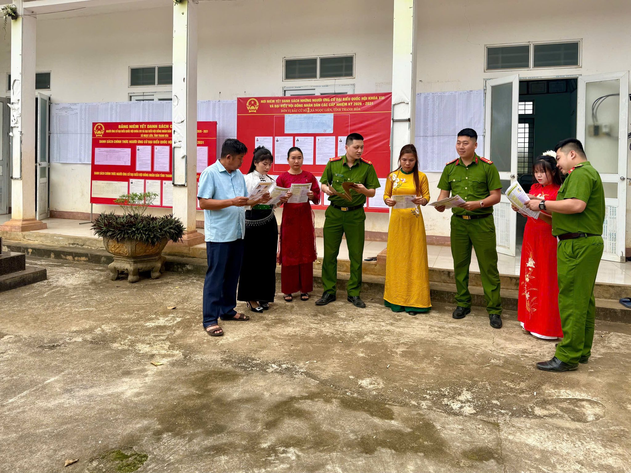 ĐỘI CHỮA CHÁY VÀ CNCH KHU VỰC 6 KIỂM TRA, TUYÊN TRUYỀN PCCC TẠI CÁC ĐIỂM BẦU CỬ TRÊN ĐỊA BÀN XÃ NGỌC LIÊN