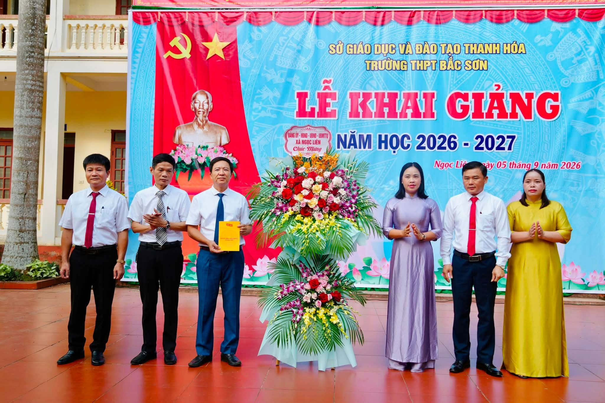 ĐỒNG CHÍ CHỦ TỊCH UBND XÃ NGỌC LIÊN DỰ LỄ KHAI GIẢNG NĂM HỌC 2026-2027 TẠI TRƯỜNG THPT BẮC SƠN