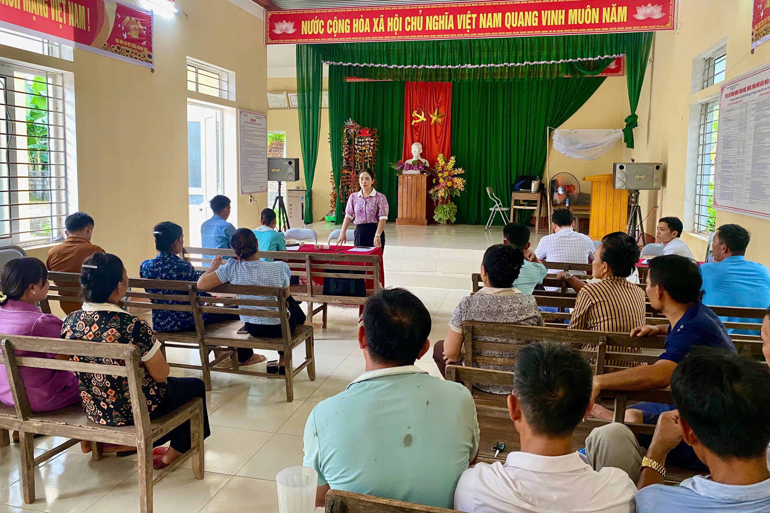 ĐỒNG CHÍ CHỦ TỊCH UBND XÃ PHAN THỊ HÀ GẶP MẶT 30 HỘ DÂN VỀ CÔNG TÁC GIẢI PHÓNG MẶT BẰNG DỰ ÁN NÂNG CẤP TUYẾN ĐƯỜNG TỪ THÔN LINH SƠN ĐI XÃ NGỌC TRUNG CŨ