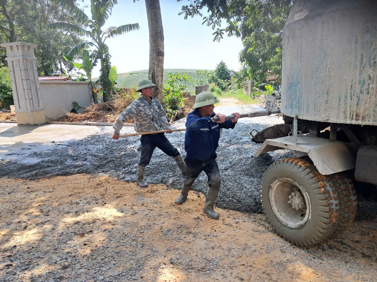 NHÂN DÂN VÀ CÁN BỘ LÀNG BỨA, XÃ NGỌC LIÊN TÍCH CỰC XÂY DỰNG NTM KIỂU MẪU