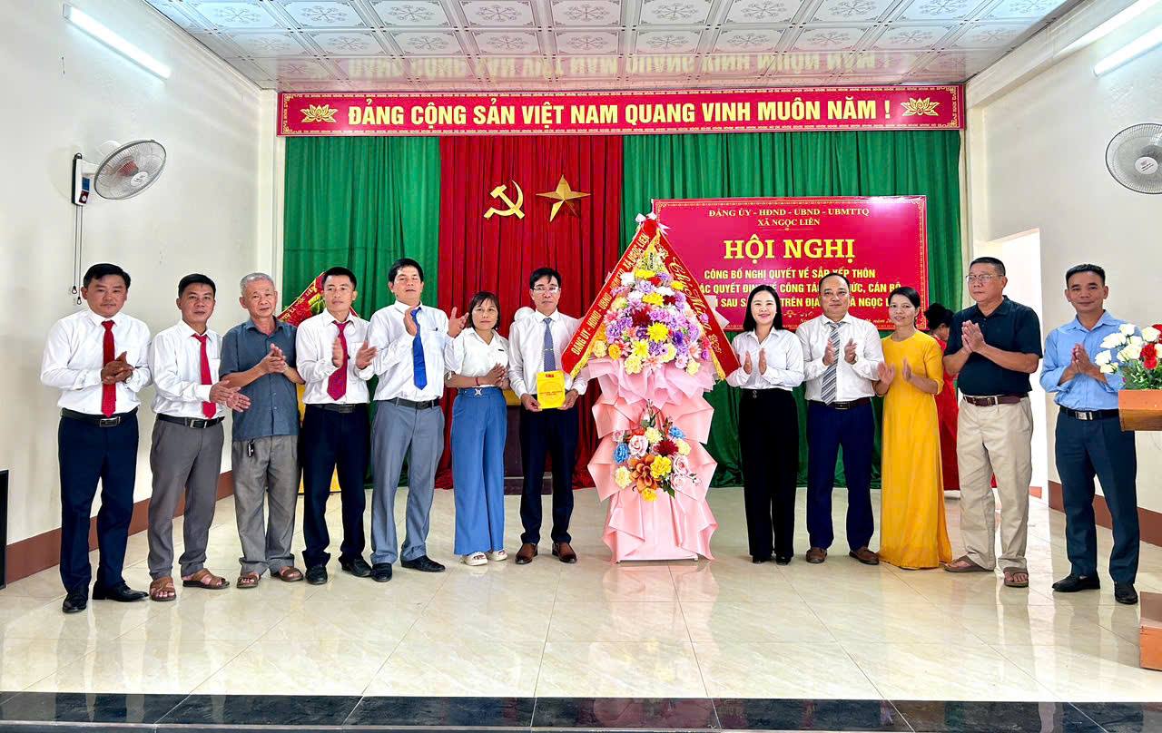 ĐỒNG CHÍ CHỦ TỊCH UBND XÃ NGỌC LIÊN PHAN THỊ HÀ DỰ, TRAO CÁC QUYẾT ĐỊNH VỀ CÔNG TÁC TỔ CHỨC, CÁN BỘ THÔN NGỌC THANH