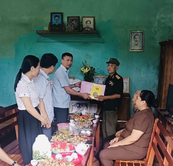 Xã Minh Sơn tổ chức các Đoàn thăm, tặng quà gia đình chính sách nhân Kỷ niệm 78 năm Ngày Thương binh - Liệt sĩ (27/7)