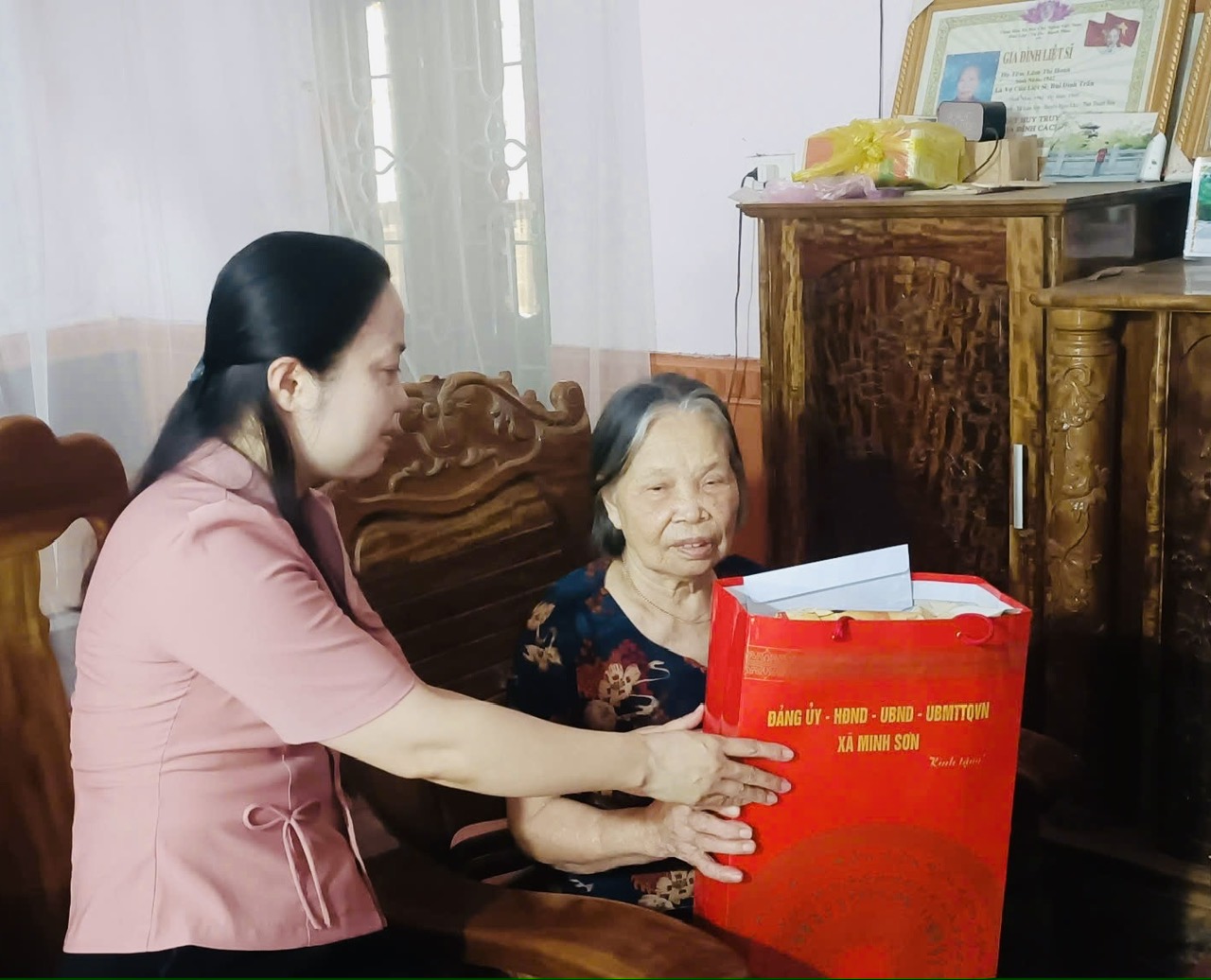 ĐỒNG CHÍ BÍ THƯ ĐẢNG UỶ XÃ MINH SƠN THĂM VÀ TẶNG QUÀ NGƯỜI CÓ CÔNG VỚI CÁCH MẠNG NHÂN DỊP 27/7
