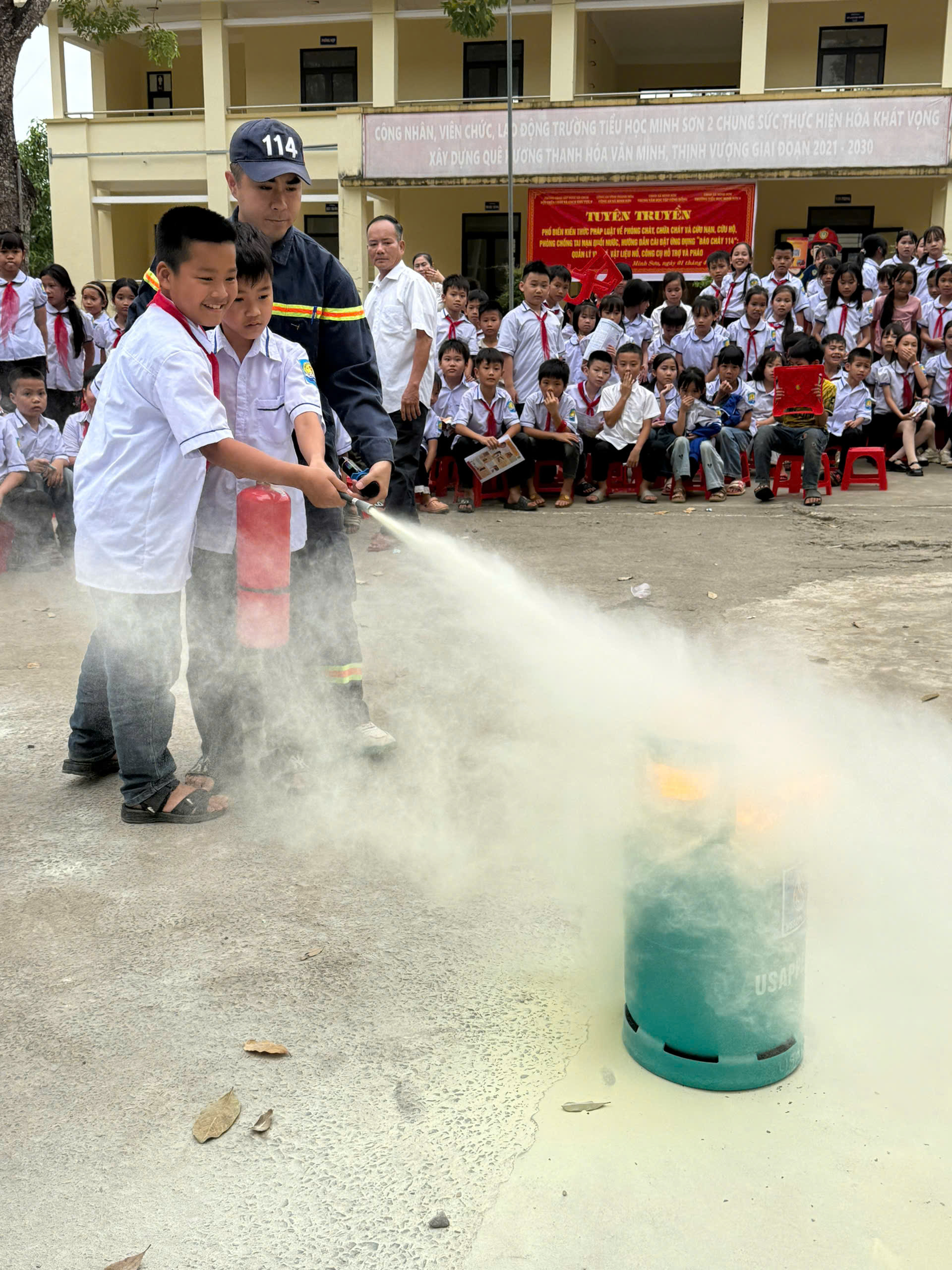 HƠN 306 HỌC SINH TRƯỜNG TIỂU HỌC MINH SƠN ĐƯỢC TUYÊN TRUYỀN, TRẢI NGHIỆM THỰC HÀNH VỀ CÔNG TÁC PCCC, PHÒNG CHỐNG ĐUỐI NƯỚC