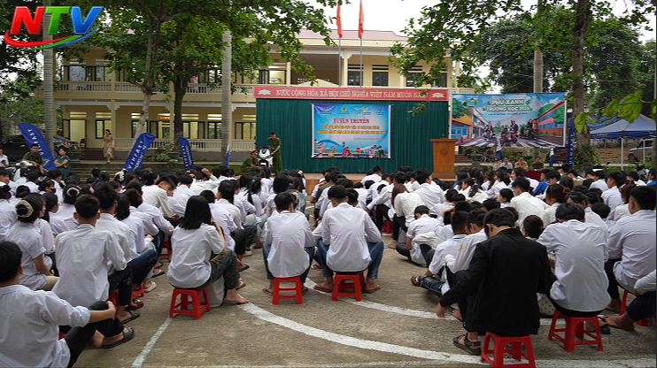 Công an xã Nguyệt Ấn tuyên truyền pháp luật về trật tự an toàn giao thông