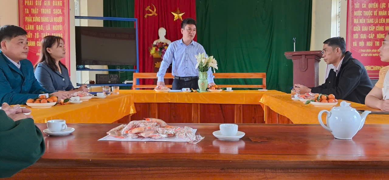 Đồng chí Lê Thanh Hải làm việc, tặng quà tại thôn Giỏi và thôn Vân Thịnh