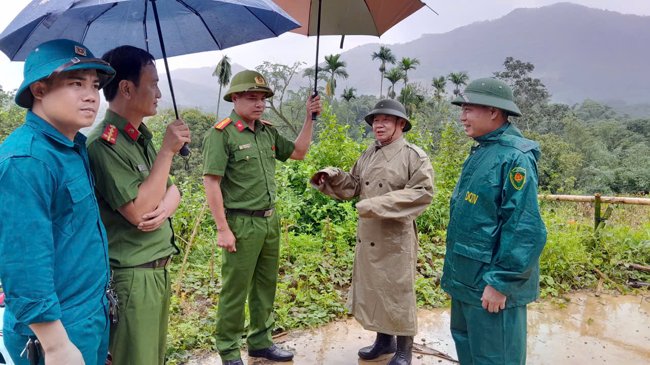 Đồng chí Lê Minh Hành, Phó Giám đốc sở Dân tộc và Tôn giáo kiểm tra công tác ứng phó bão số 5 tại xã Nguyệt Ấn