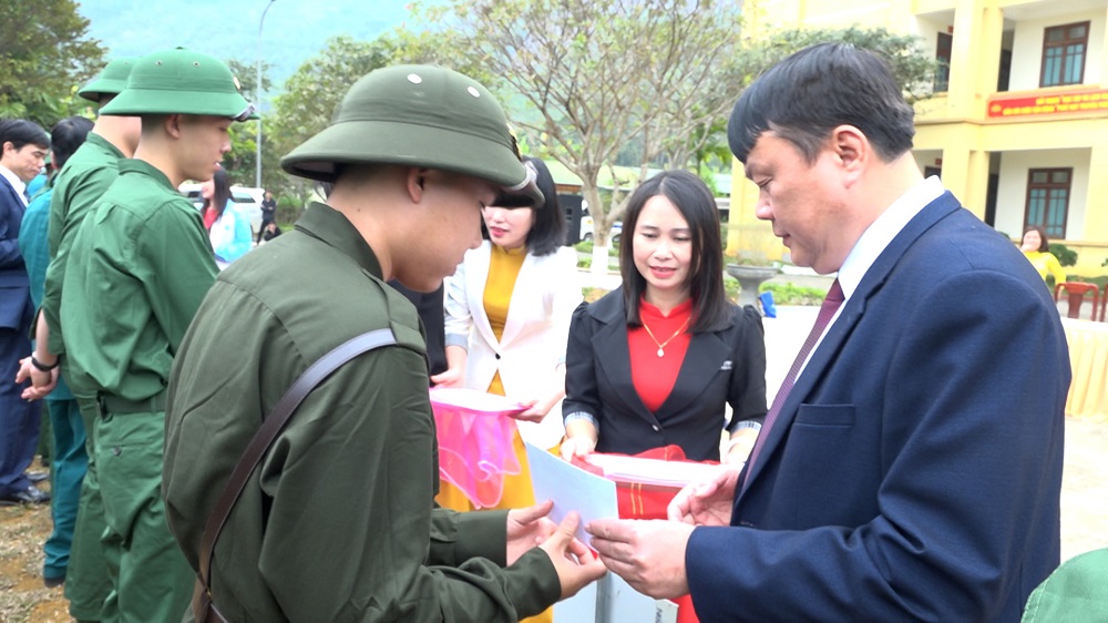Tặng quà cho các tân binh chuẩn bị lên đường nhập ngũ năm 2025