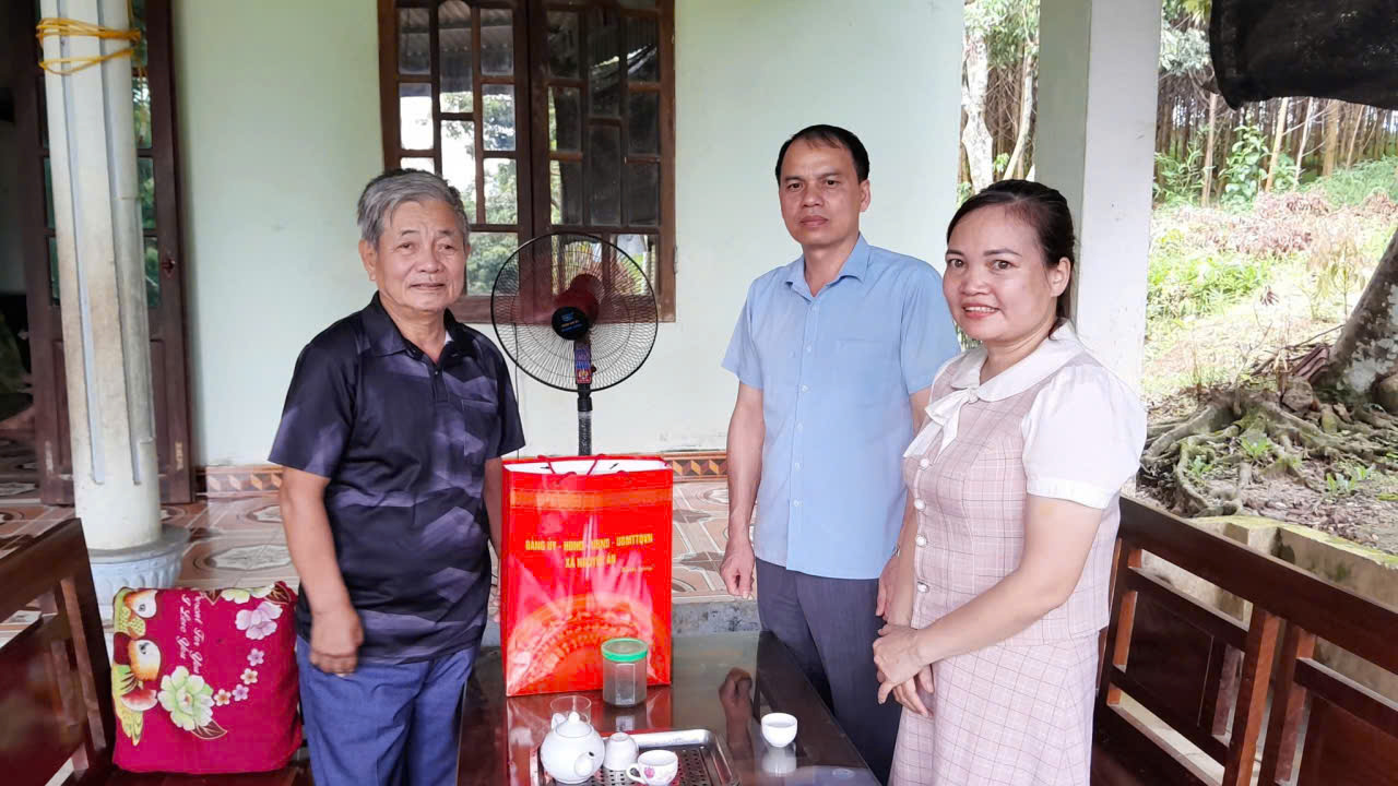 Các đồng chí Thường trực Đảng ủy thăm, tặng quà các gia đình chính sách nhân kỷ niệm 78 năm Ngày Thương binh - Liệt sĩ