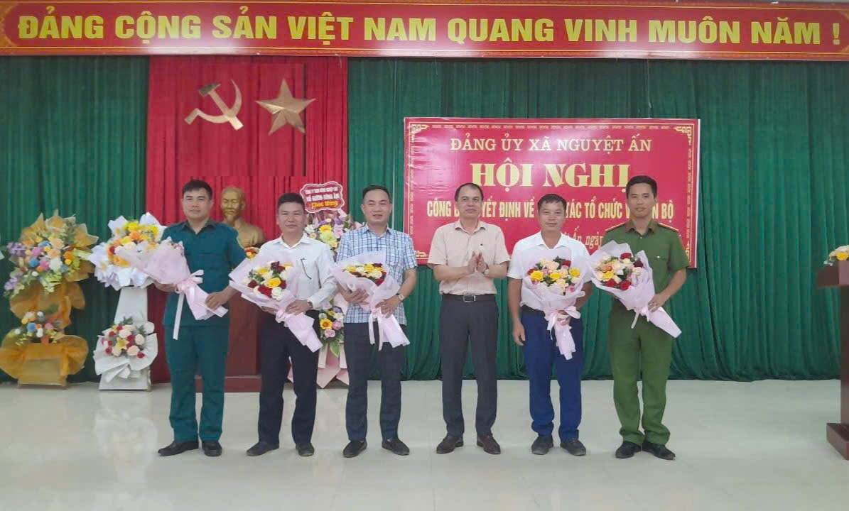 Đảng ủy xã Nguyệt Ấn tổ chức Hội nghị công bố các quyết định về công tác tổ chức và cán bộ 