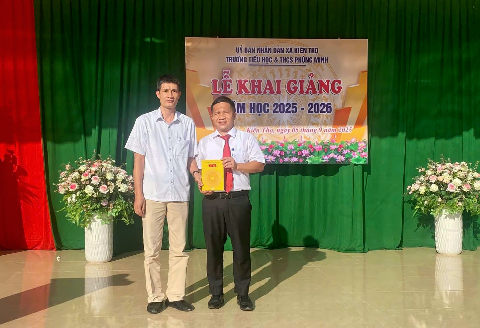 CÁC ĐỒNG CHÍ THƯỜNG TRỰC ĐẢNG ỦY, UỶ VIÊN BAN THƯỜNG VỤ XÃ KIÊN THỌ DỰ KHAI GIẢNG NĂM HỌC MỚI 2025 – 2026.