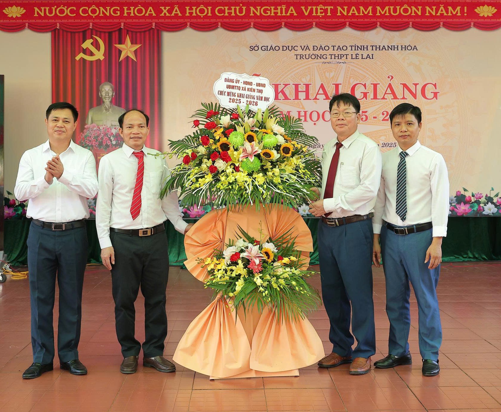 ĐỒNG CHÍ PHẠM VĂN ĐẠT, BÍ THƯ ĐẢNG UỶ, CHỦ TỊCH HĐND XÃ DỰ LỄ KHAI GIẢNG NĂM HỌC MỚI 2025-2026 TẠI TRƯỜNG THPT LÊ LAI.