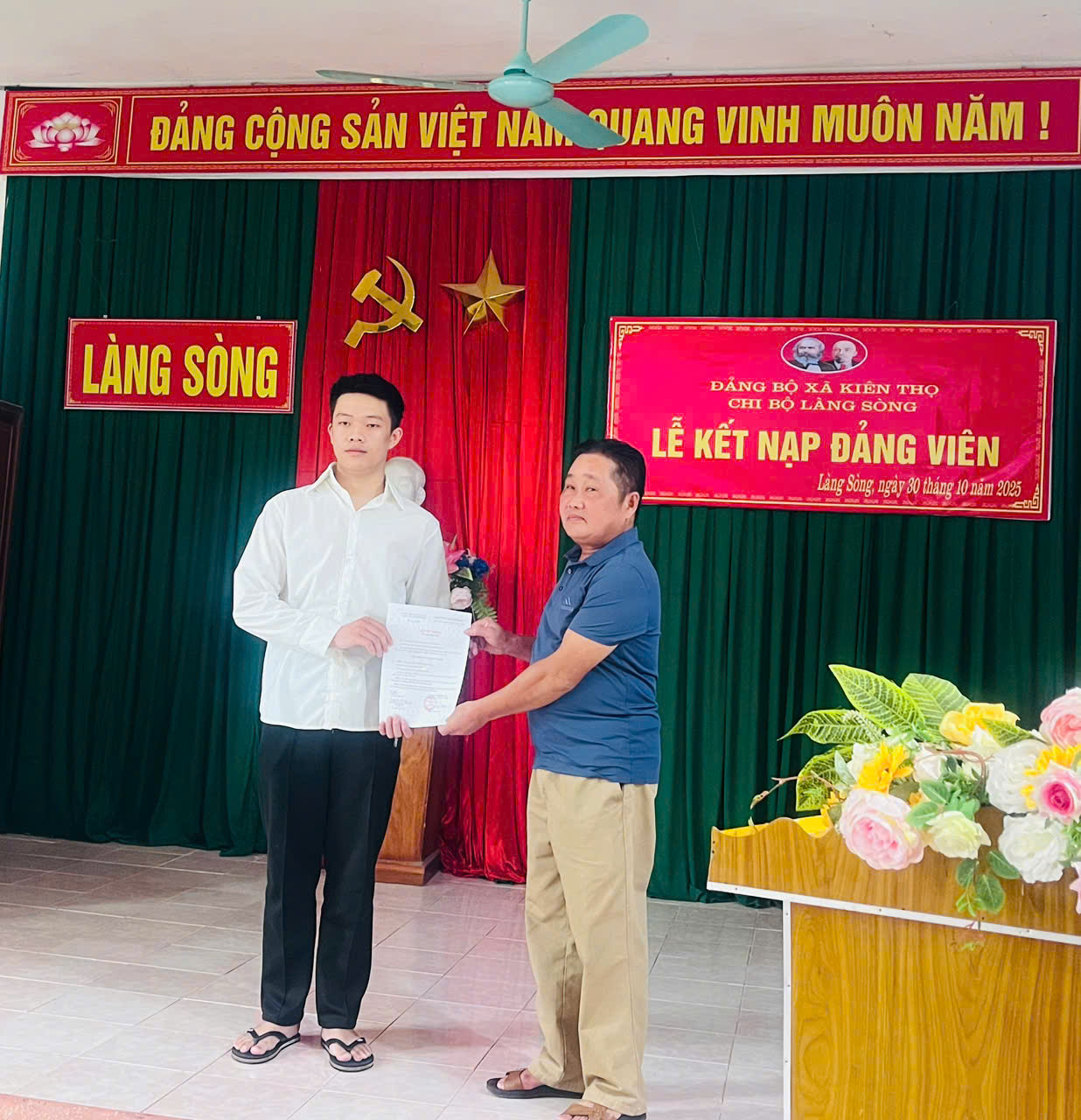 CHI BỘ LÀNG SÒNG TỔ CHỨC LỄ KẾT NẠP ĐẢNG VIÊN MỚI