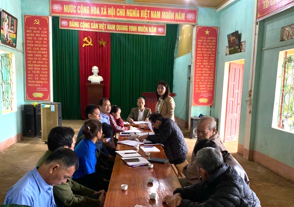 Đồng chí Phó Chủ tịch HĐND xã Kiên Thọ dự sinh hoạt chi bộ thường kỳ tháng 11 tại thôn Đức Thịnh.