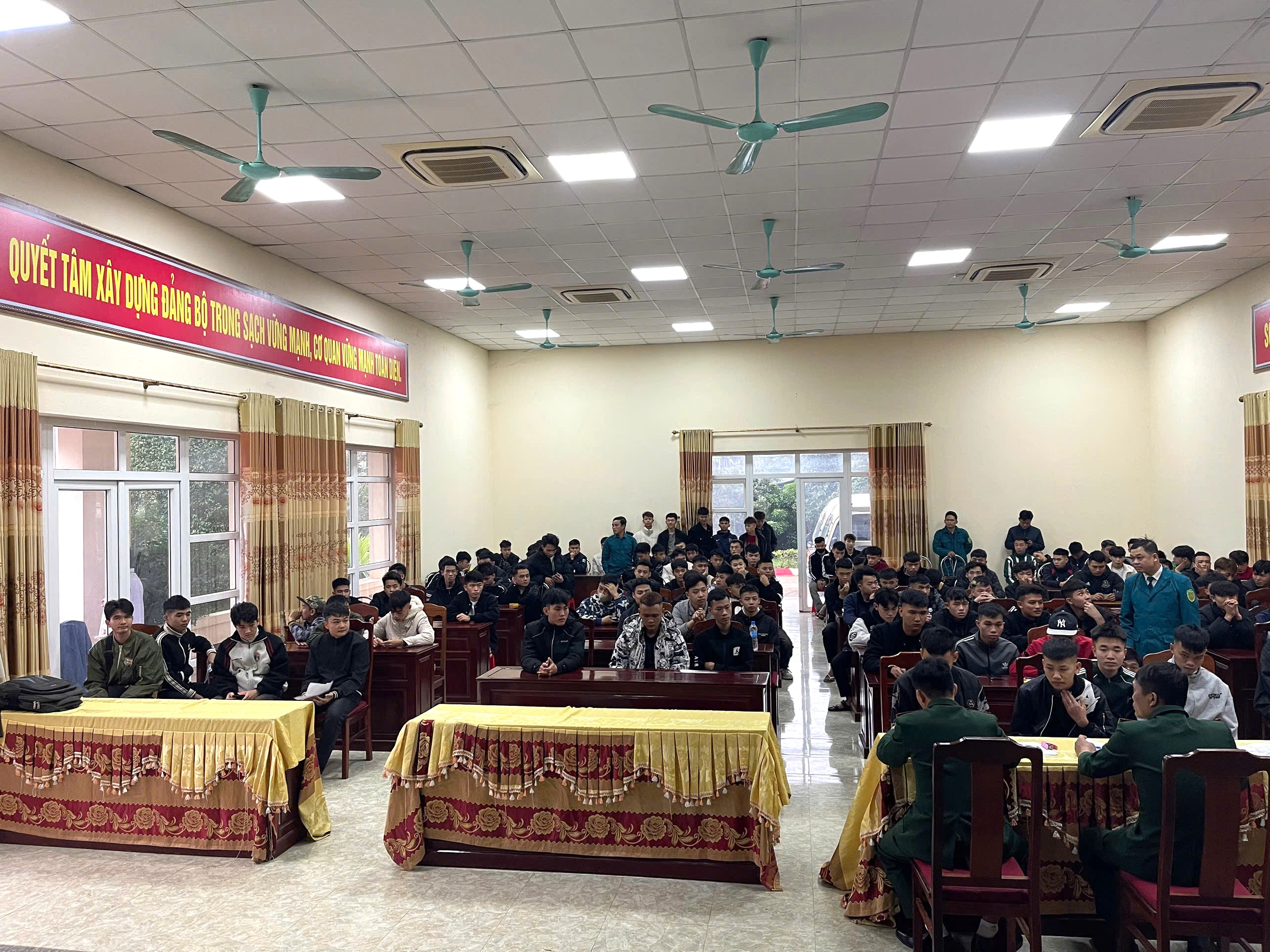 Sáng ngày 05/12, Hội đồng nghĩa vụ quân sự xã Kiên Thọ đã tổ chức đưa công dân đến khám tuyển sức khỏe thực hiện nghĩa vụ quân sự và nghĩa vụ công an nhân dân năm 2026.