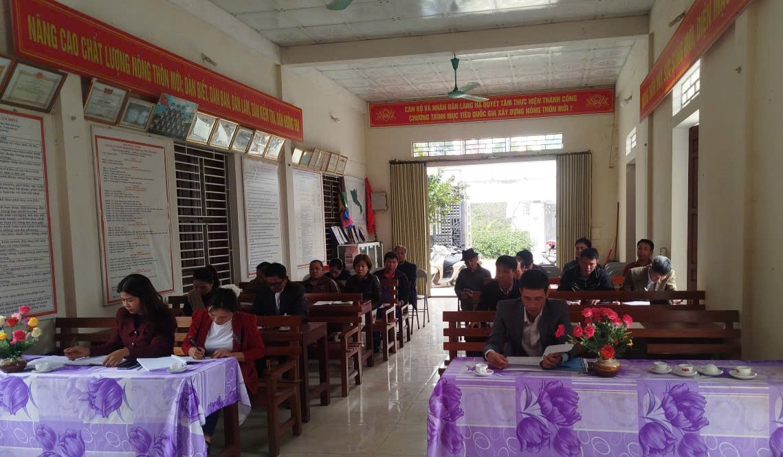 Đồng chí Phó Bí thư Thường trực Đảng uỷ xã dự sinh hoạt chuyên đề về công tác phát triển đảng viên tại Chi bộ thôn Minh Hạ xã Kiên Thọ