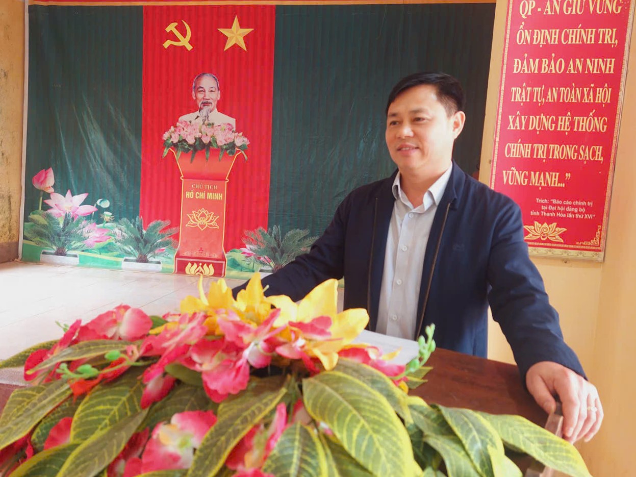 Đồng chí Bí thư Đảng uỷ xã Kiên Thọ dự sinh hoạt chuyên đề tại Chi bộ làng Bào về biện pháp thực hiện phong trào “Ngày Chủ nhật sạch” và “Chăm sóc hàng rào xanh”.