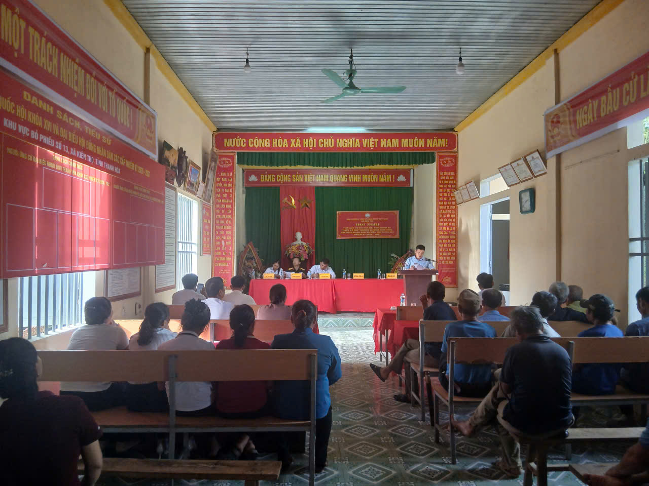 TIẾP XÚC CỬ TRI TỔ ĐẠI BIỂU HĐND XÃ KIÊN THỌ TRƯỚC KỲ HỌP THƯỜNG LỆ GIỮA NĂM.