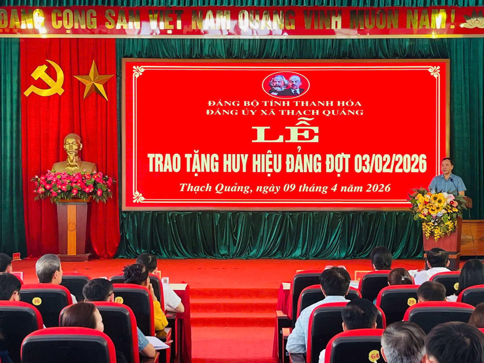 ĐẢNG ỦY XÃ THẠCH QUẢNG TỔ CHỨC LỄ TRAO TẶNG HUY HIỆU ĐẢNG