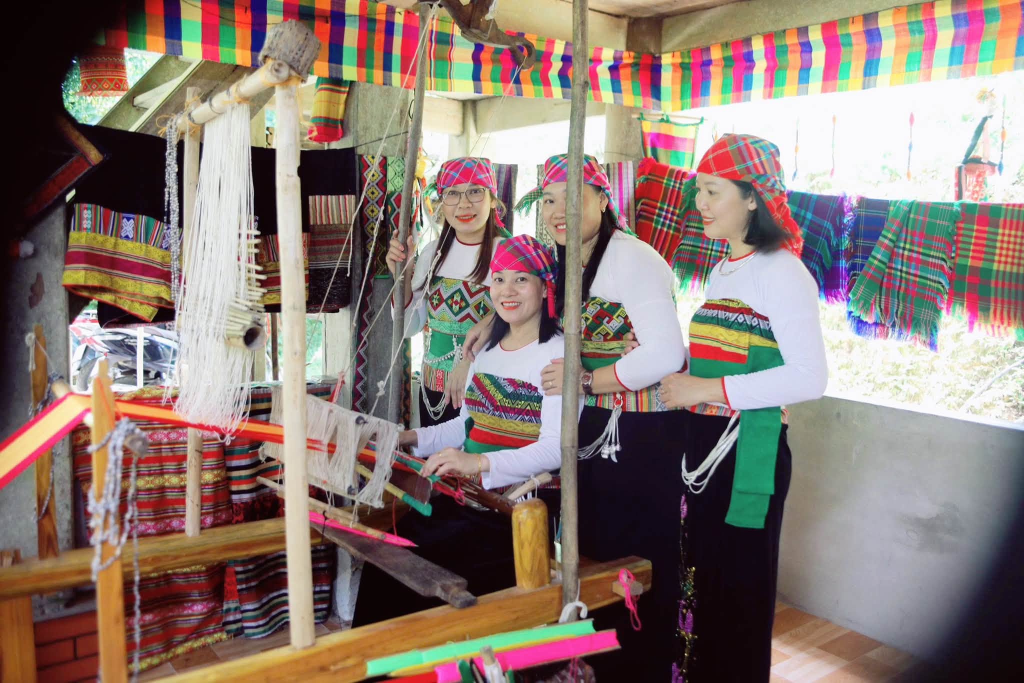 Hội phụ nữ xã Thạch Quảng tiếp tục tham gia gìn giữ phát huy, gìn giữ các giá trị văn hóa bản sắc dân tộc