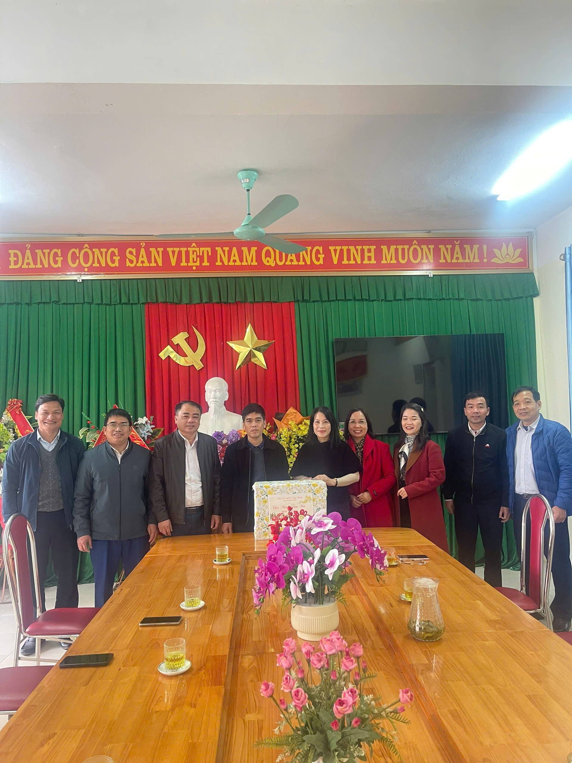 Lãnh đạo xã Thành Vinh thăm, tặng quà người có công, gia đình chính sách và các cơ quan, đơn vị trên địa bàn nhân dịp Tết Nguyên đán Bính Ngọ 2026