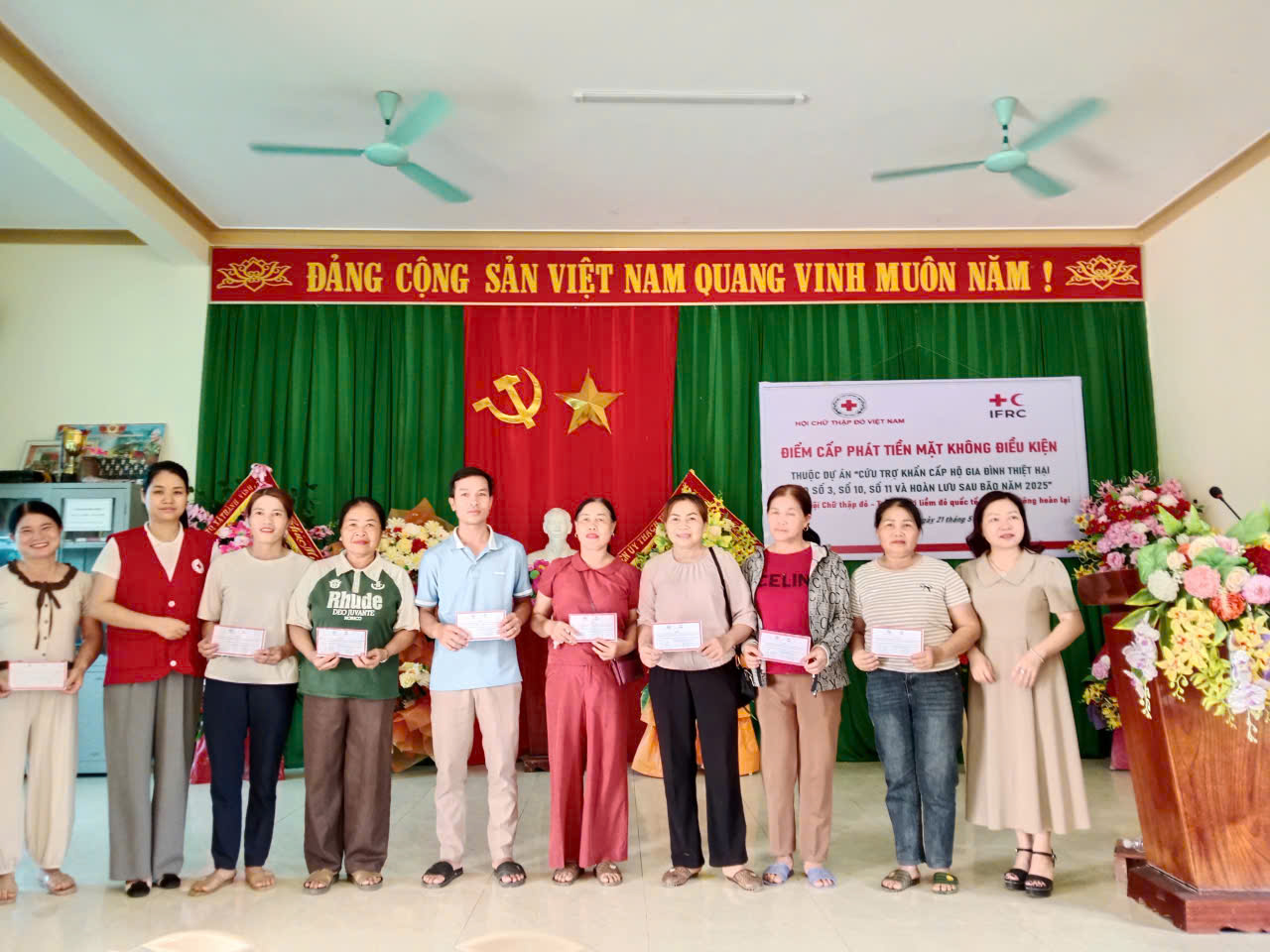 Xã Thành Vinh - Tổ chức cấp phát tiền mặt hỗ trợ người dân thiệt hại do thiên tai năm 2025