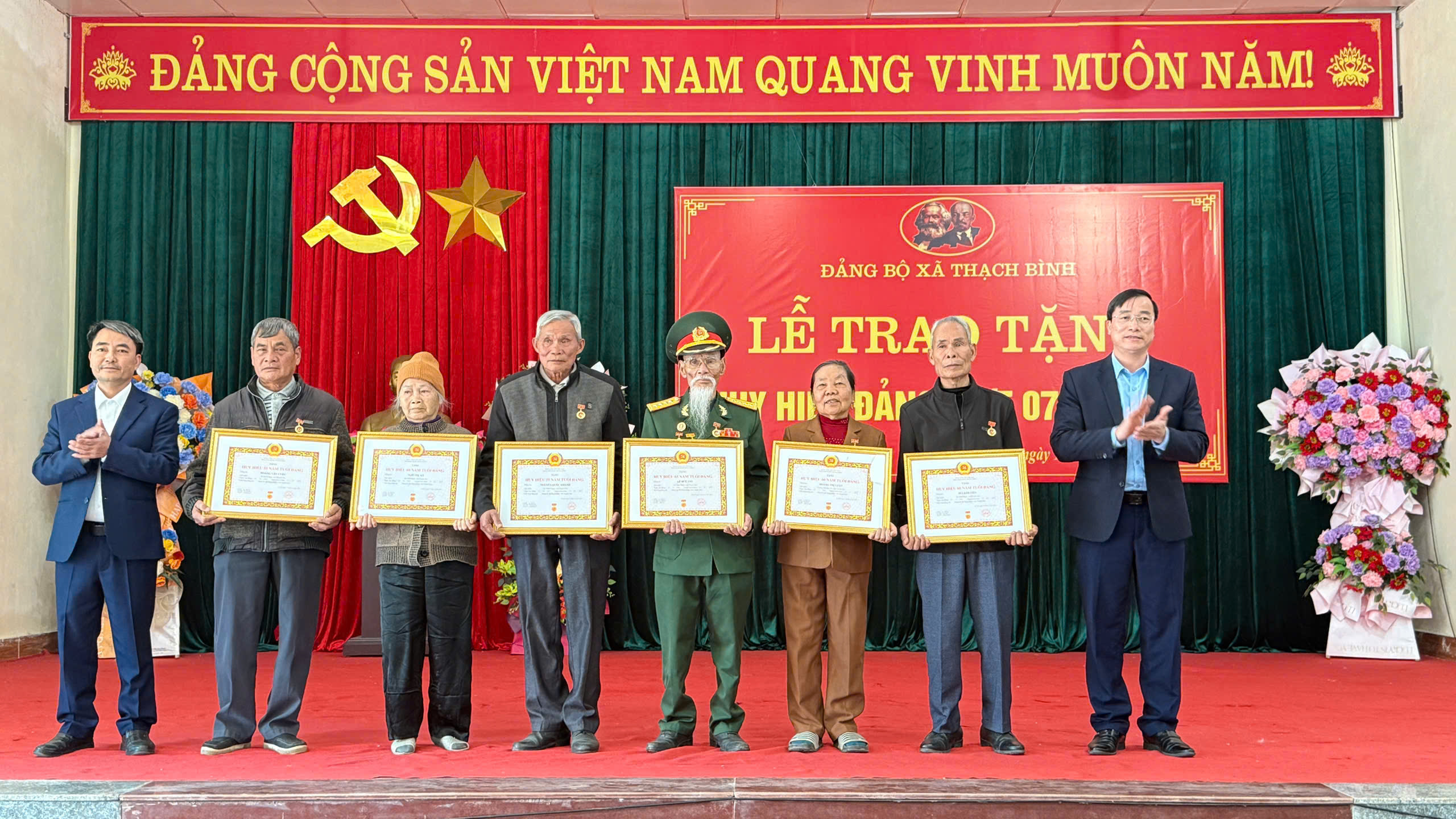 Đảng ủy xã Thạch Bình tổ chức Lễ trao tặng Huy hiệu Đảng .