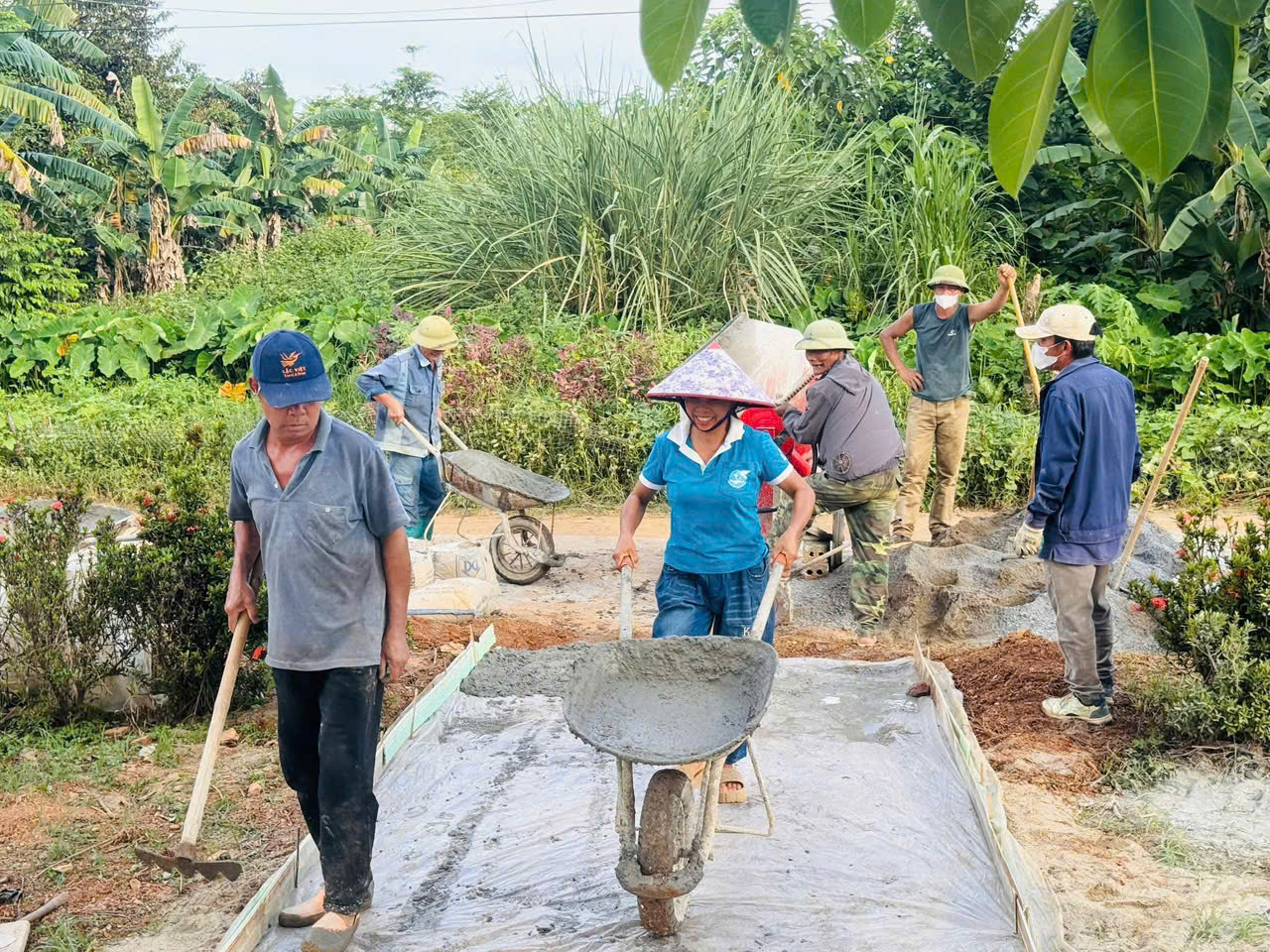 HỘI LHPN XÃ THẠCH BÌNH CHUNG TAY XÂY DỰNG CẢNH QUAN XANH - SẠCH - ĐẸP TẠI THÔN LIÊN SƠN 