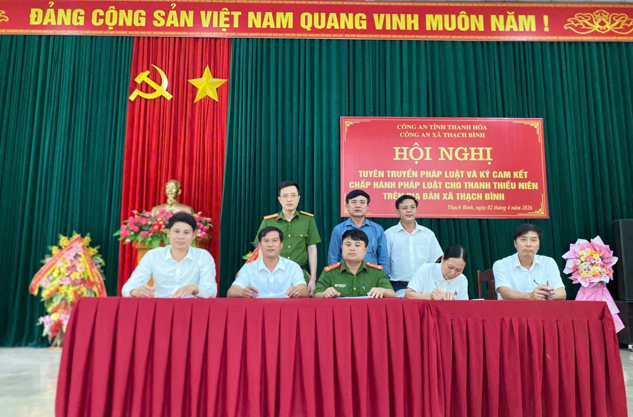 Xã Thạch Bình tăng cường tuyên truyền pháp luật, thanh thiếu niên ký cam kết chấp hành nghiêm quy định.